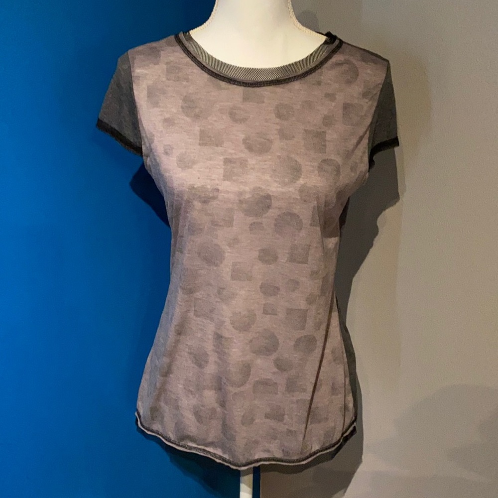 Cotton knit with geometrical figures.